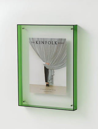 Transparante acryl fotolijst met foto op een plank