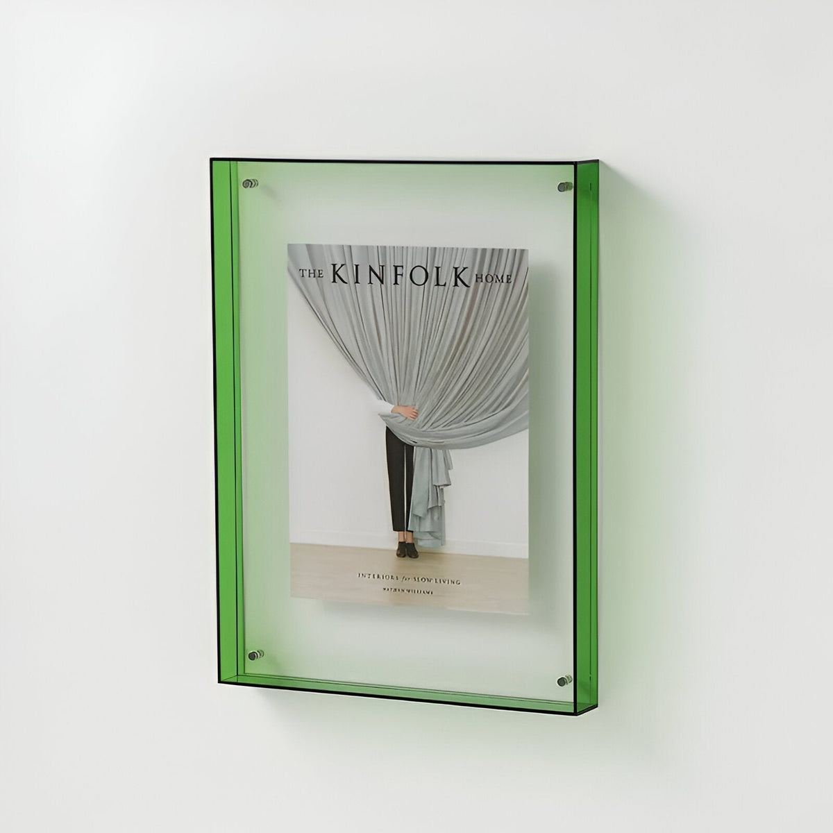 Transparante acryl fotolijst met foto op een plank