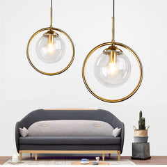 Glazen hanglamp met metalen ring rond de kap