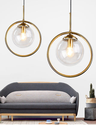 Glazen hanglamp met metalen ring rond de kap
