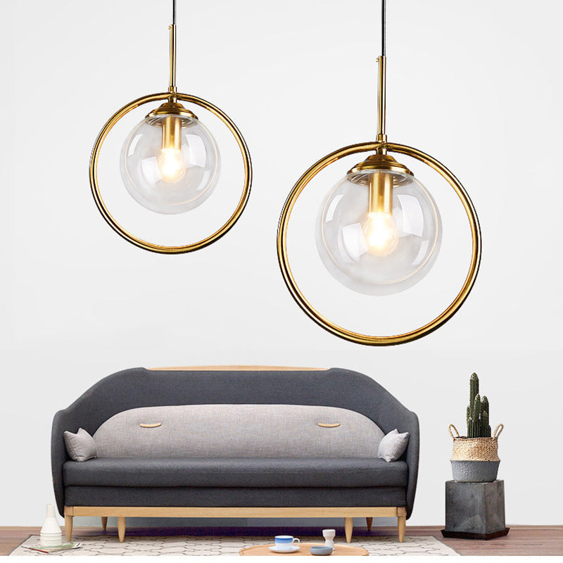 Glazen hanglamp met metalen ring rond de kap