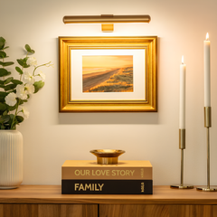 Draadloze LED-schilderijlamp boven een schilderij aan de muur