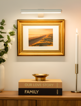 Draadloze LED-schilderijlamp boven een schilderij aan de muur