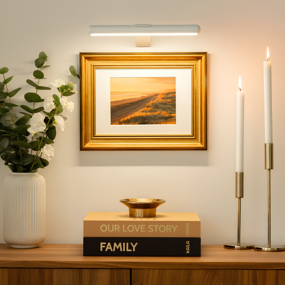 Draadloze LED-schilderijlamp boven een schilderij aan de muur