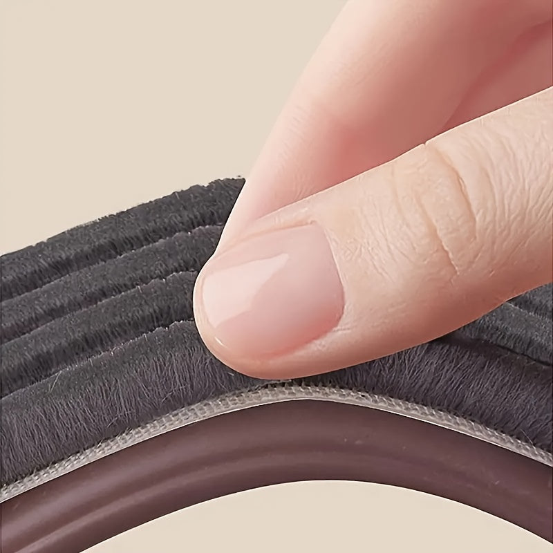 Verstelbare tochtstopper onder een deur