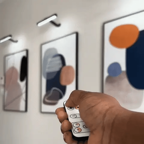 Draadloze LED-schilderijlamp boven een schilderij aan de muur