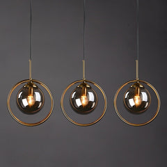 Glazen hanglamp met metalen ring rond de kap