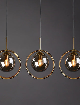 Glazen hanglamp met metalen ring rond de kap