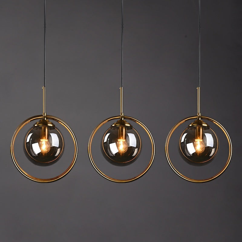 Glazen hanglamp met metalen ring rond de kap
