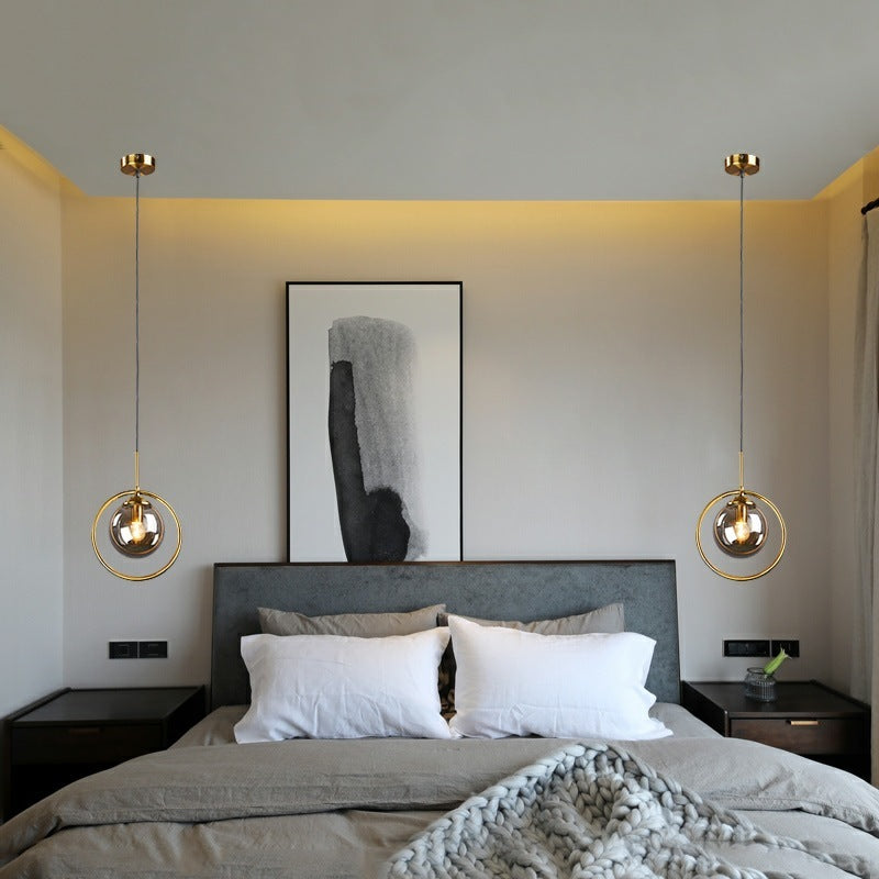 Glazen hanglamp met metalen ring rond de kap