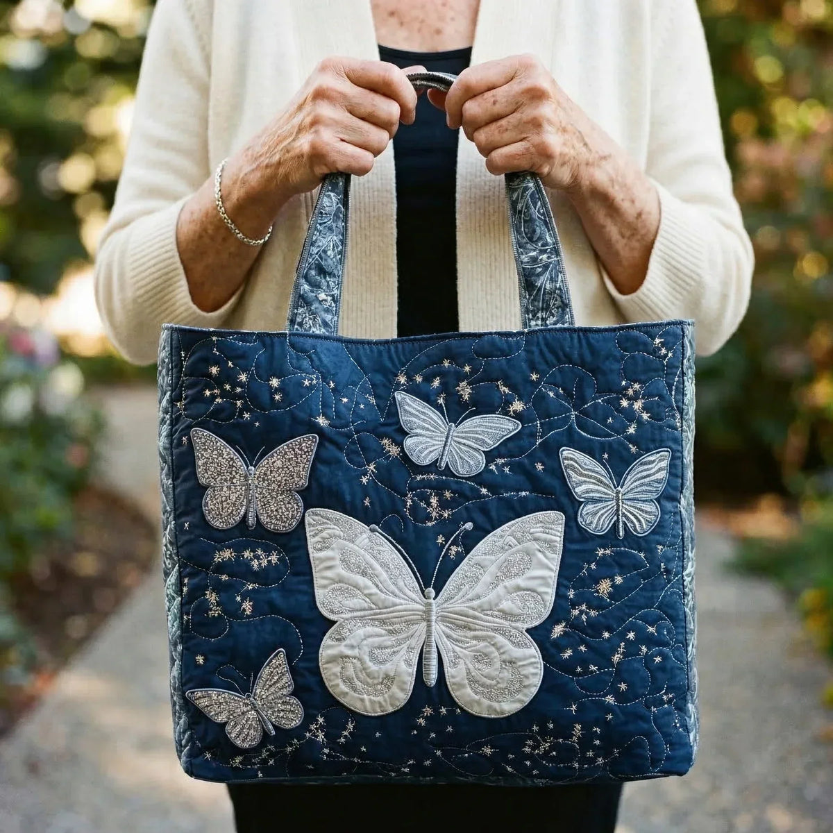 Gewatteerde shopper tas met print van een zilveren vlinder