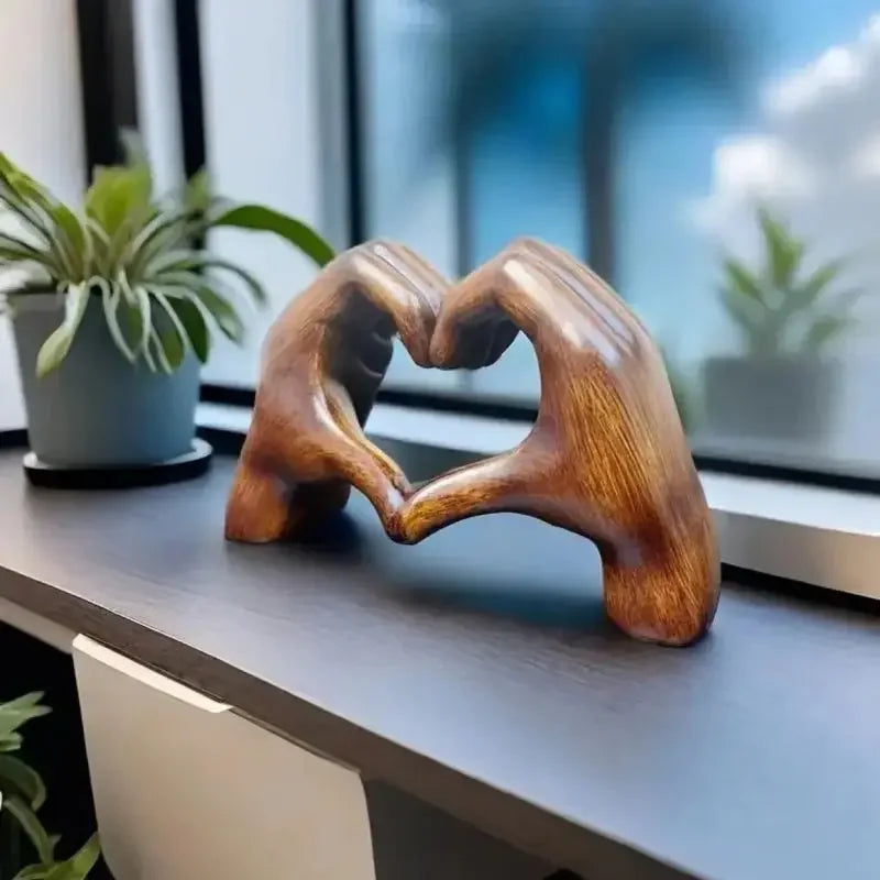 Houten hart sculptuur in naturel op een kast