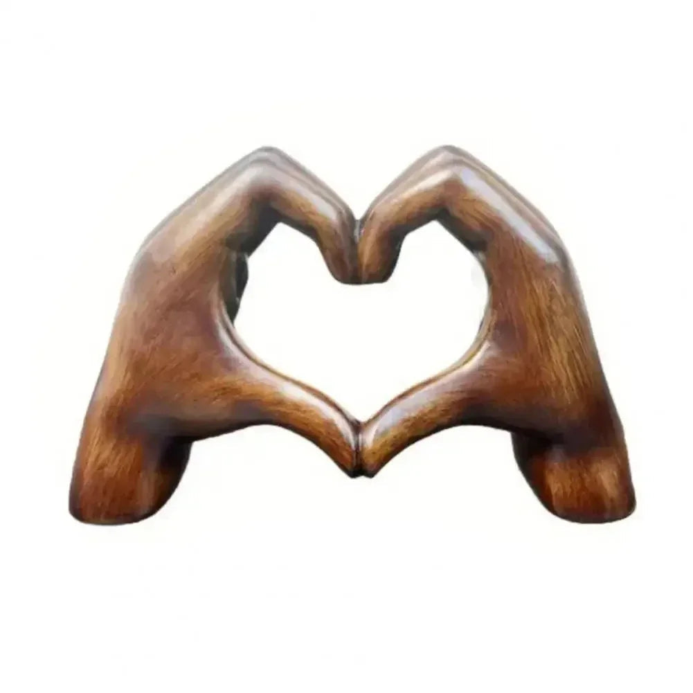 Houten hart sculptuur in naturel op een kast
