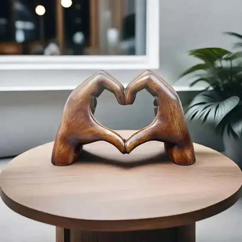 Houten hart sculptuur in naturel op een kast