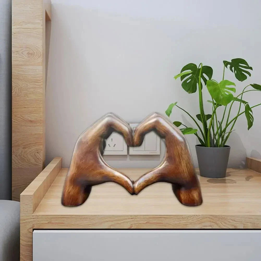 Houten hart sculptuur in naturel op een kast