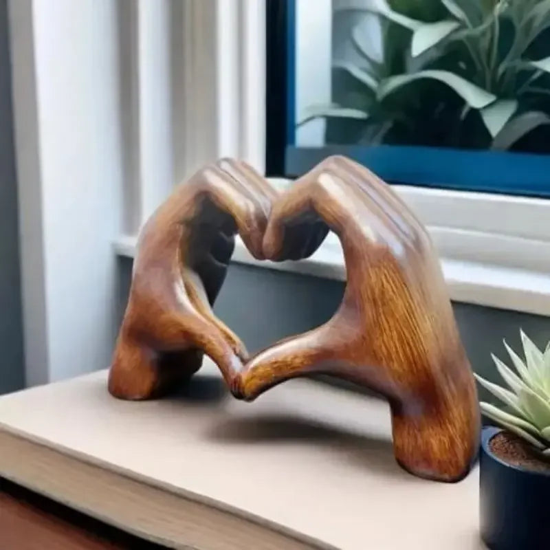 Houten hart sculptuur in naturel op een kast