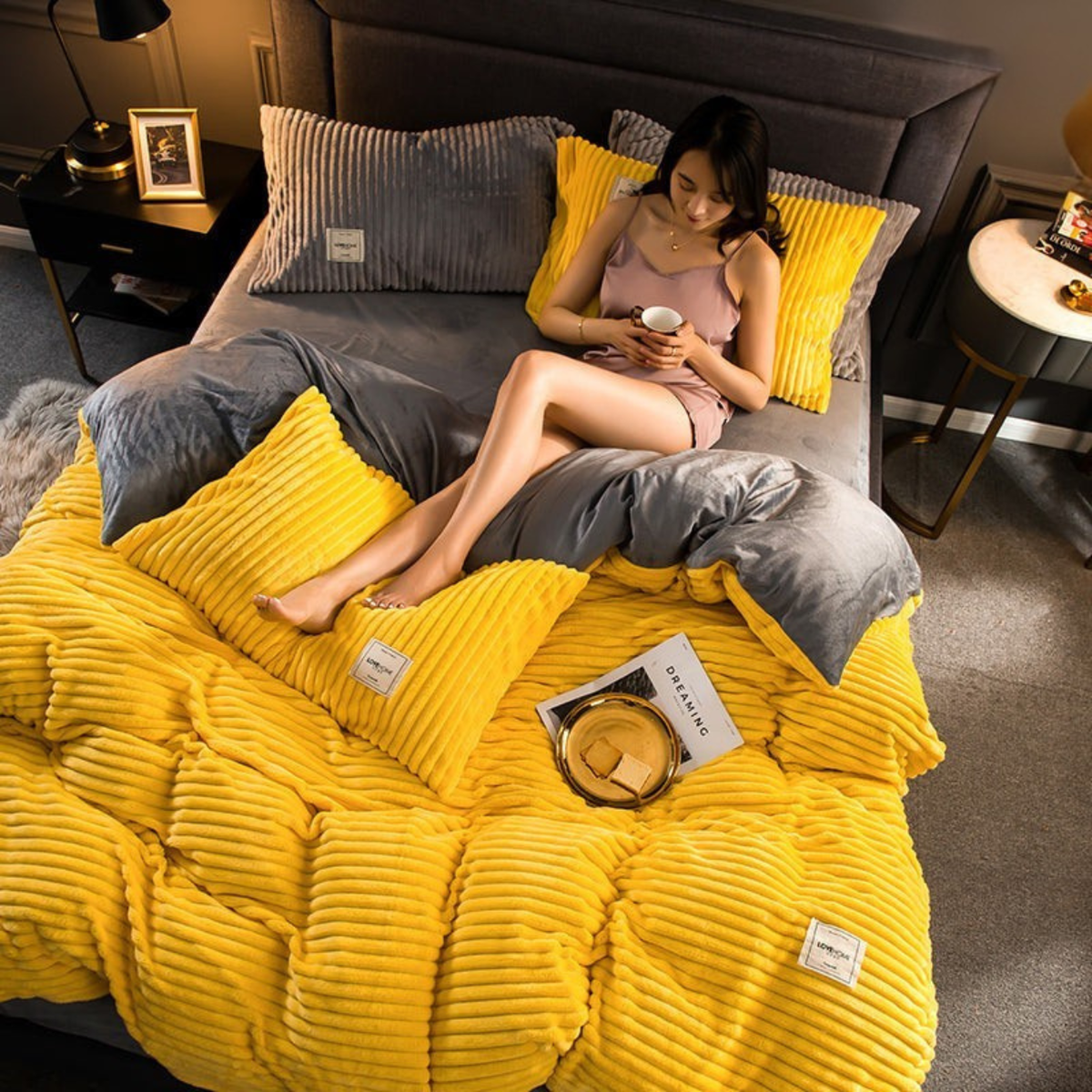 Fleece dekbedset met kussensloop op een opgemaakt bed
