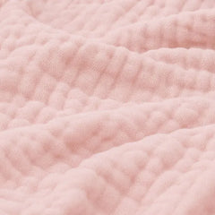 Mousseline plaid gedrapeerd over een bank