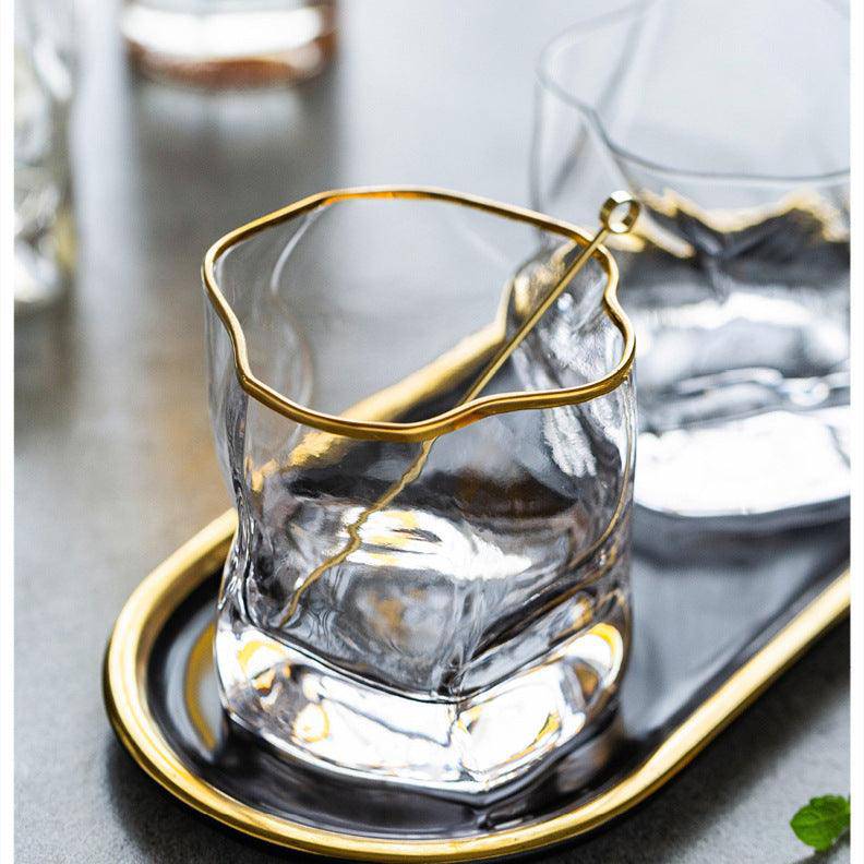 Kristallen whiskyglas met reliëfstructuur en goudkleurig accent