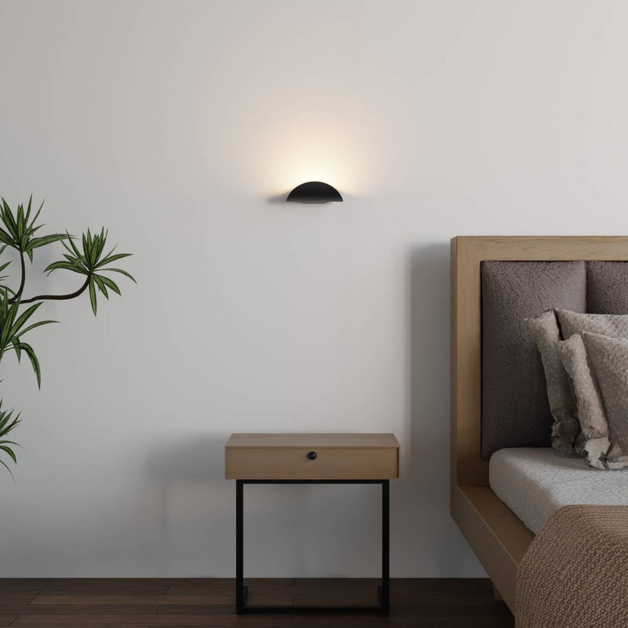 Halfronde led wandlamp met warm licht omhoog langs de muur