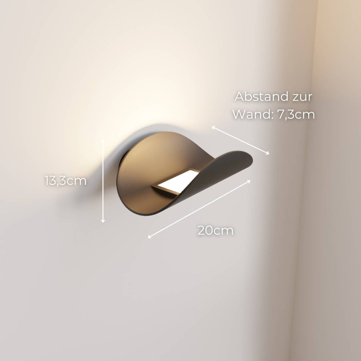 Halfronde led wandlamp met warm licht omhoog langs de muur
